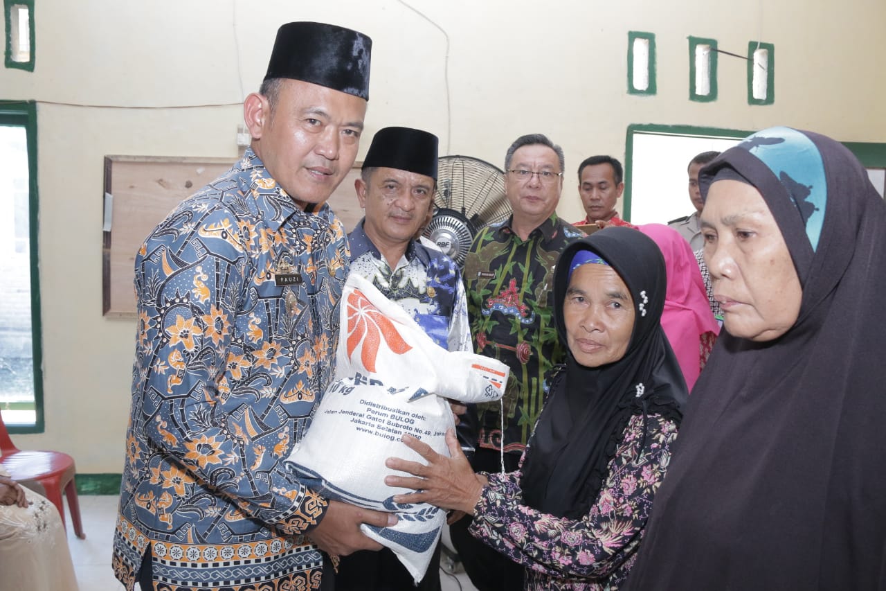 Wabup Pringsewu Bagikan Beras Cadangan Daerah Untul 2 Kecamatan