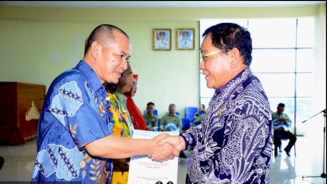 Plt Bupati Saply HT Serahkan DPA-OPD Tahun 2019 Kepada Kepala OPD dan Camat di Mesuji Secara Serentak