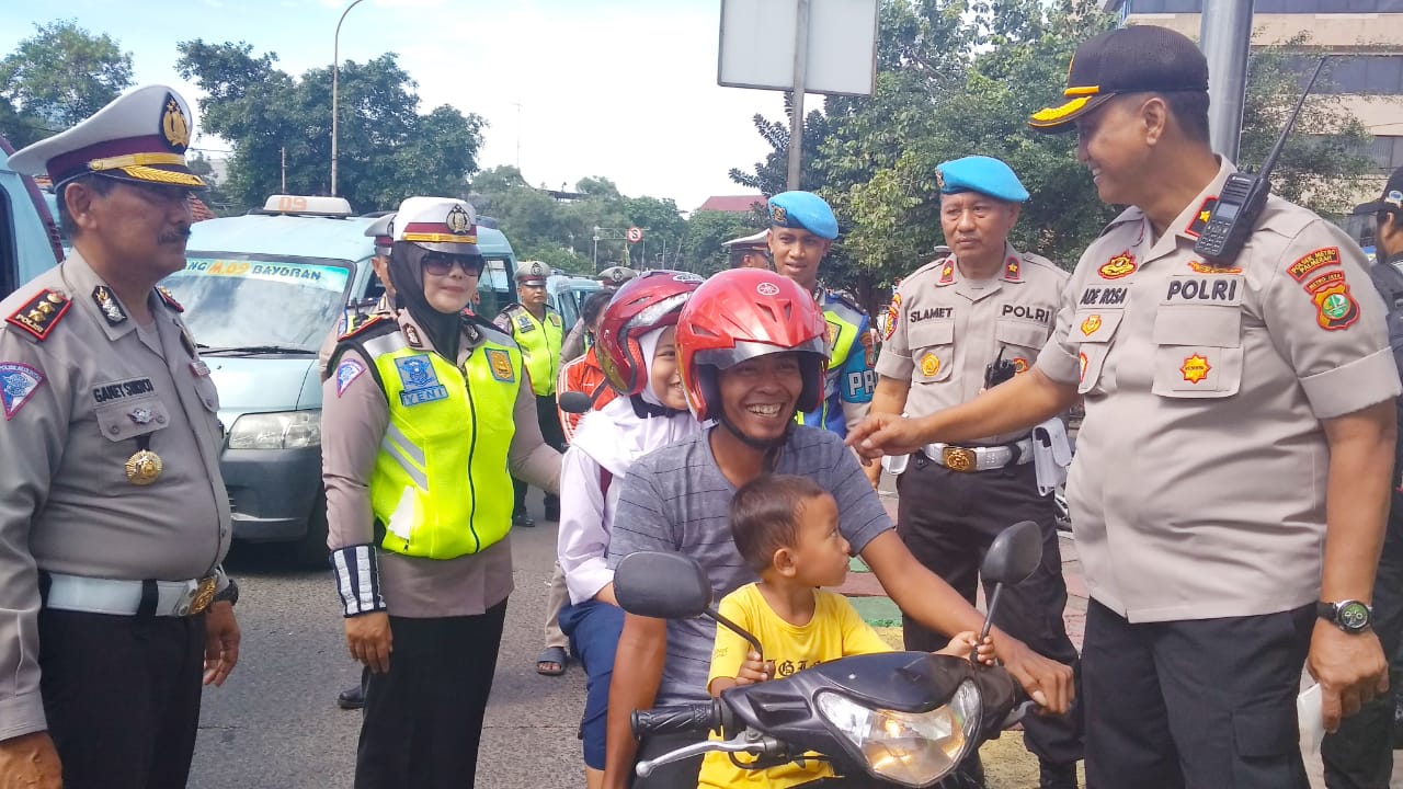 Tekan Angka Kecelakaan Dijalan, Polres Jakbar Bagikan Helm dan Sticker Kepada Pengendara