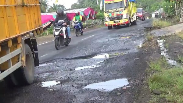 Jalan Lintas Barat Didepan SDN 1 Teba Kecamatan Kotim Rusak dan Berlubang
