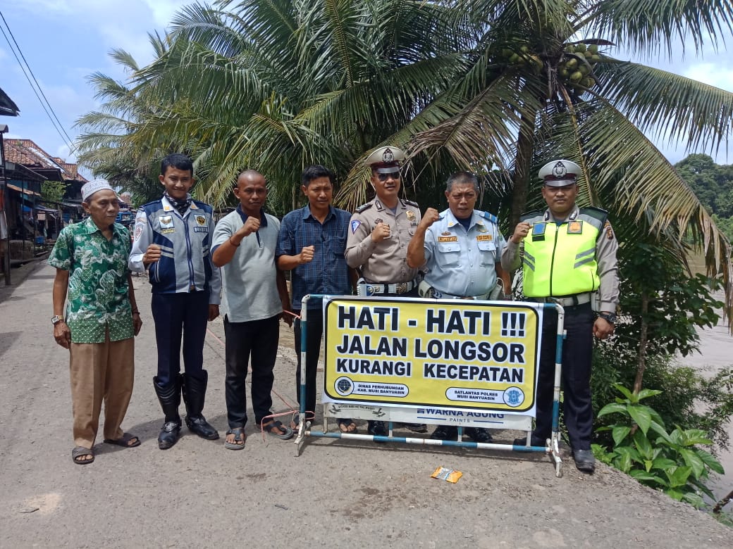 Dishub dan Lantas Muba Amankan Jalur Amblas Jalan Kabupaten di Sanga Desa