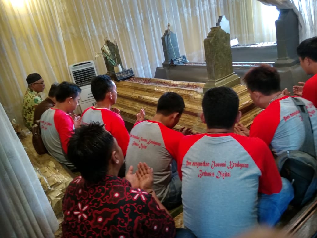 Wisata Religius Di Makam Demak Kontingen HPN PWI Lampura Doakan Kesejahteraan Lampura