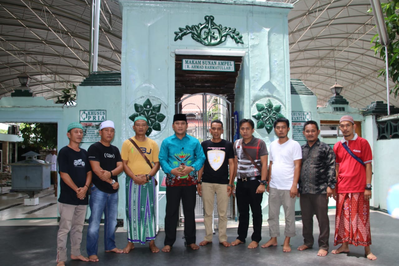 Tim HPN 2019 PWI Lampura Lanjutkan Perjalanan Ziarah di Makam Sunan Ampel