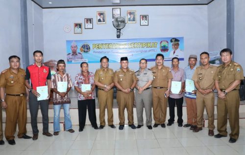 Nanag Ermanto Serahkan Sertifikat Tanah Warga Natar
