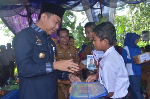 Bupati Agung Kunjungi Desa Sinar Galih, Salurkan Bantuan Dan Siapkan Beasiswa Bagi Hafidz Qur’an