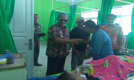 Bupati Loekman Kunjungi Mustaqim Penderita Evilefsi, Perintahkan RS dan Dinkes Tangani Secara Baik