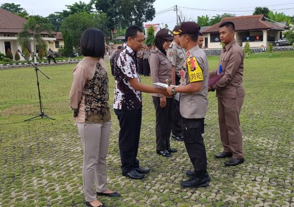 AKBP Budiman Sulaksono Beri Reward Prestasi Lima Personel Berdedikasi