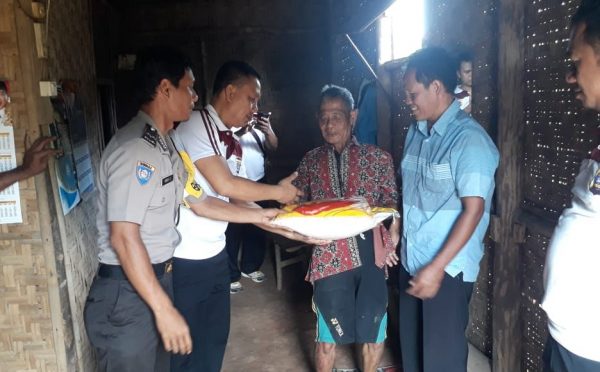 AKP Muslikh Pimpin Anggota Banti Sosial dan Santuni Warga Melungun Ratu