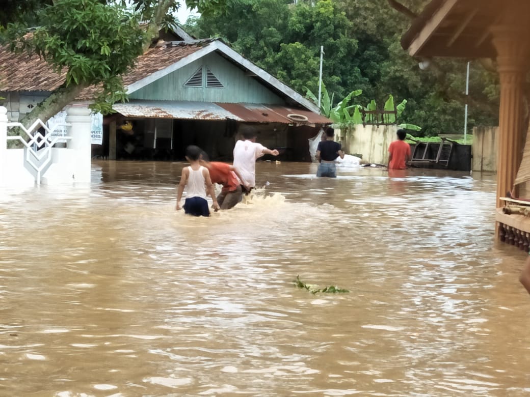 Hujan Lebat Semalaman, Kotabumi Dikepung Banjir