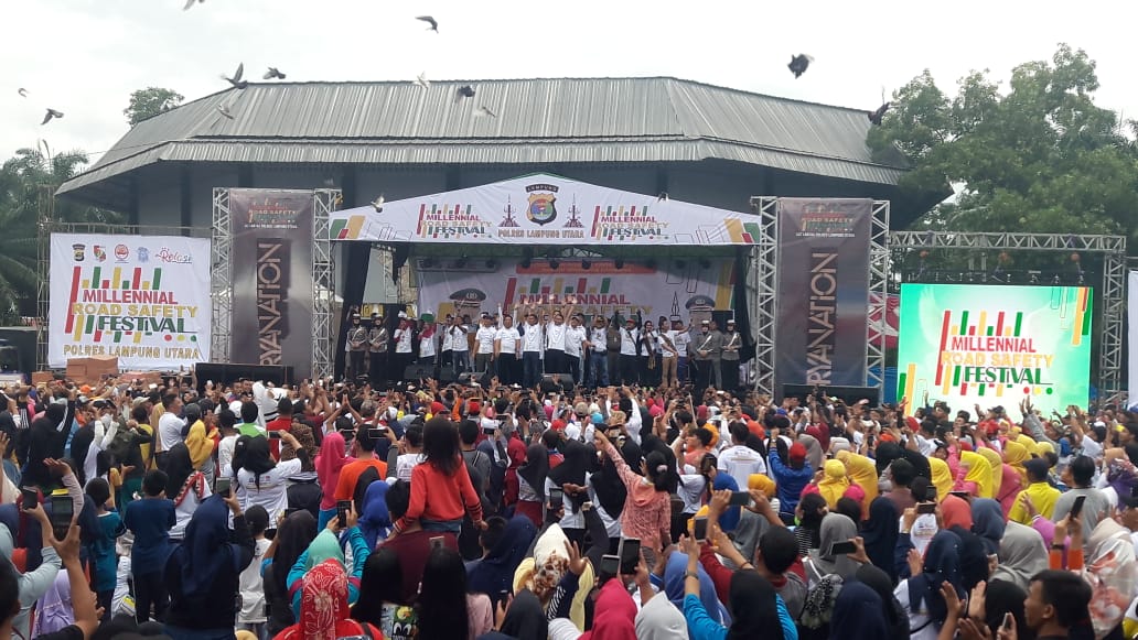 Warga Kotabumi “Banjiri” Millennial Road Safety Festival 2019