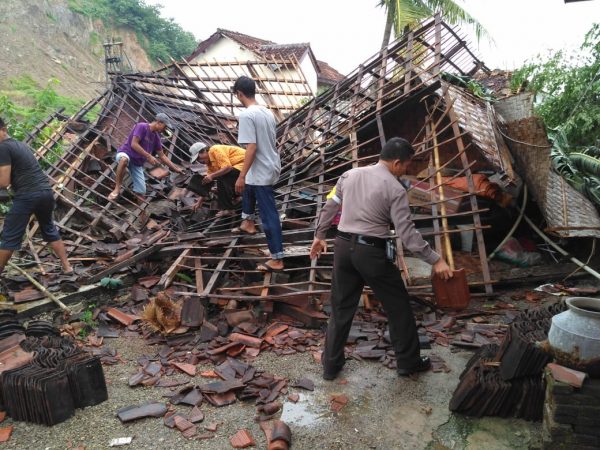 Kabag Ops dan Kapolsek Gading Rejo Kunjungi Lokasi Bencana