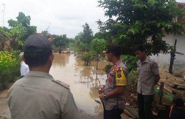Tinjau Lokasi Banjir AKBP Budiman Sulaksono Kirim Bantuan Sembako