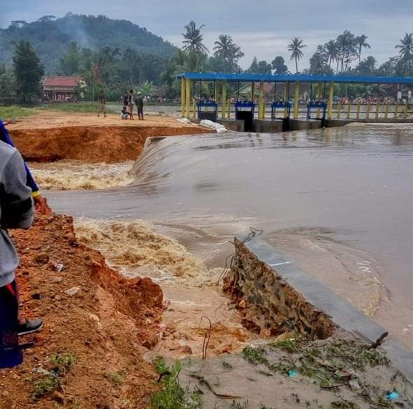 Tanggul Way Gatel Jebol Akibat Kualitas Proyek Rp8,819 Miliar Buruk, Peran TP4D Mandul?