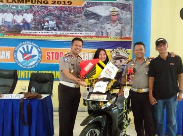 Kombes Kemas Yamin Serahkan Hadiah Juara Lomba Uplod Video You Tube “Millennial Road Safety Festival” Polda Lampung 2019