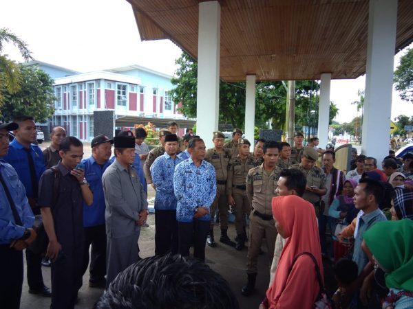 Demo Bupati Muba, Ketua DPRD Dampingi Warga