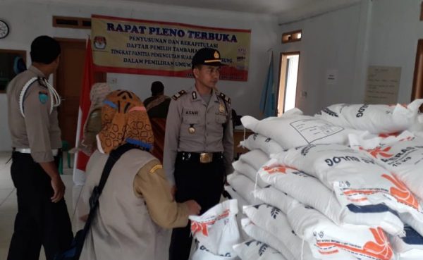 Antisipasi Pungli Polsek Cadasari Amankan Distribusi Bansos Beras Rasta