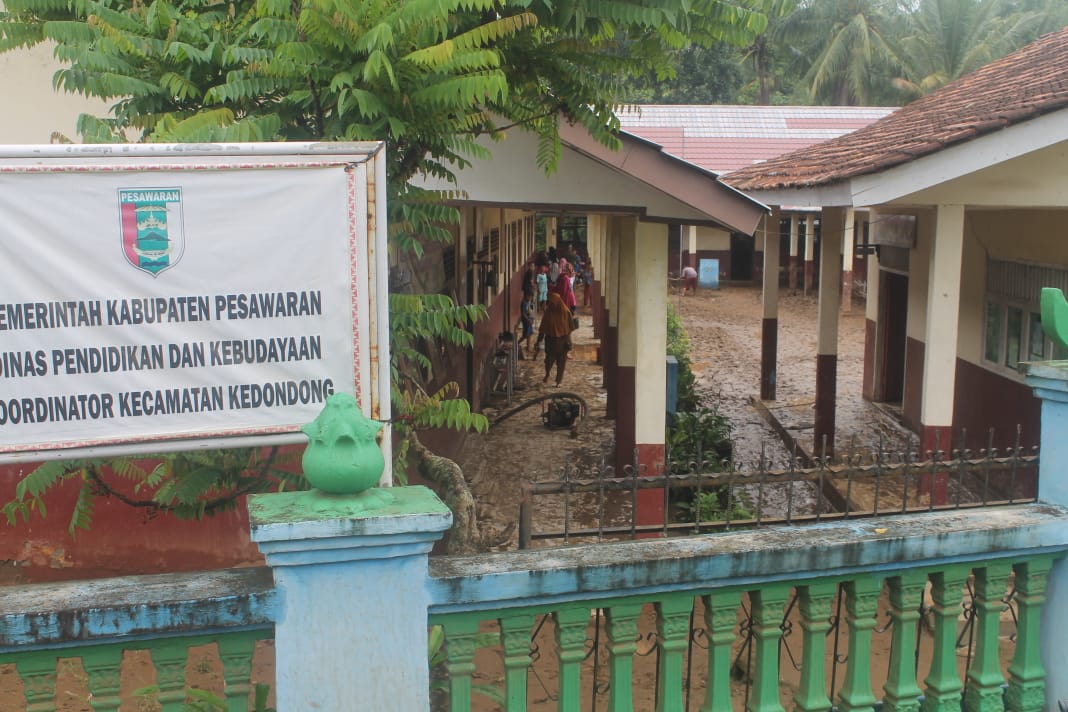 Sekolah SDN 4 Gunungsugih Tertimbun Lumpur, Murid Dikerahkan Bersih-bersih