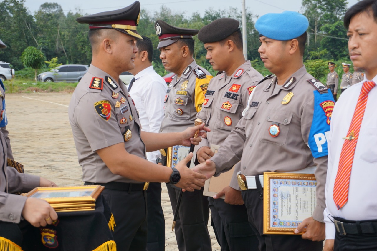 Kapolres Pesawaran Beri Penghargaan The Best Police Of The Month