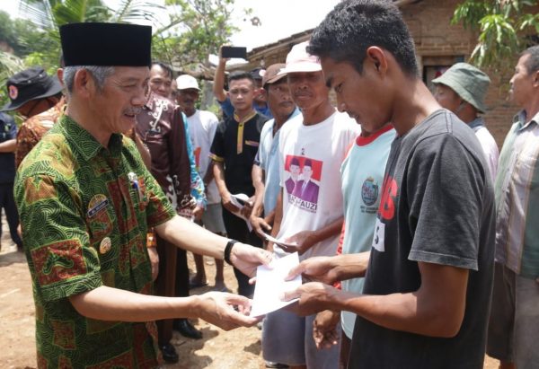Bupati Pringsewu Serahkan Bantuan Korban Bencana Alam di Tambahsari