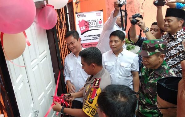 Kapolres Lampura Gunting Pita Peresmian RPP KPU Lampung Utara