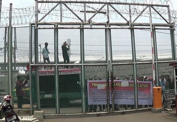 Masa FMPL Demo di Depan Lapas Cipinang Desak Cokot Kalapas