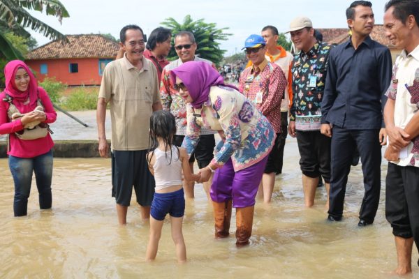Winarti Kunjungi Korban Banjir di Kampung Bugis Menggala