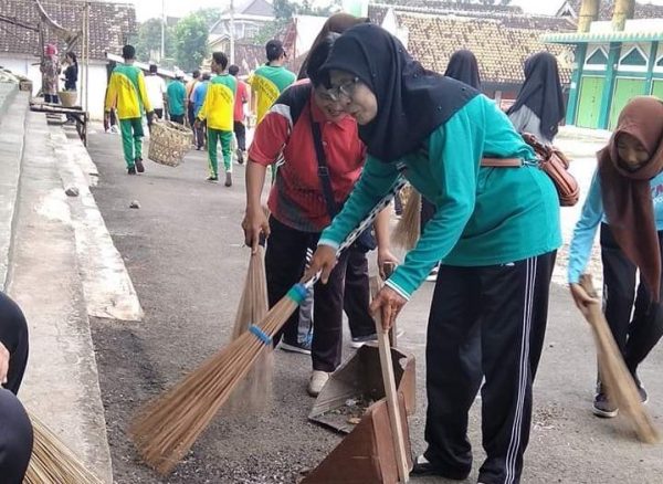 UPT Pendidikan Pagelaran Gelar Aksi Bersih-bersih Sampah