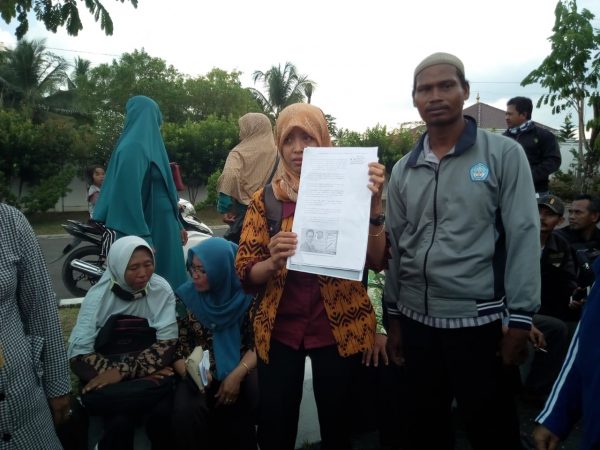 Kejar Bupati Umar Ahmad, Guru Honor dan PPL Pertanian Datangi Rumah Dinas