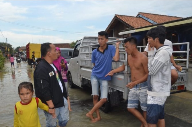 Ketua PWI Tulang Bawang Ikut Tinjau Lokasi Banjir Menggala