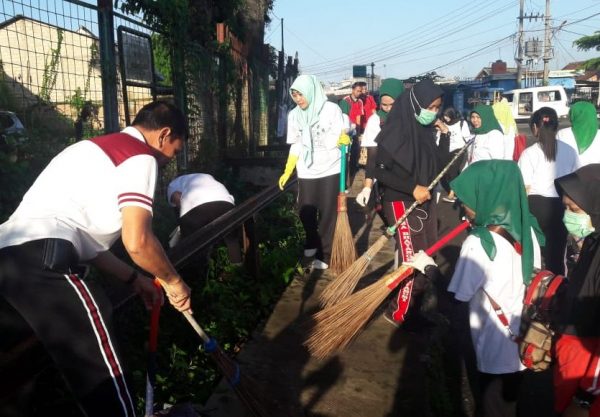 Peringati HPSN 2019, Ketua Bhayangkari Lampura Gelar Gerakan Bersih Pasar dan Stasiun