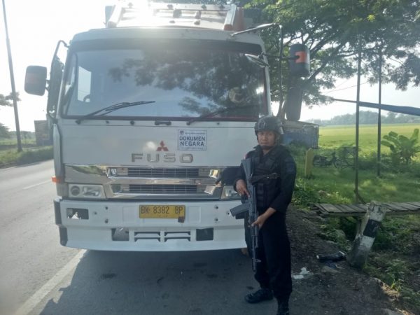 Sat Brimobda Banten Kawal Pengiriman Surat Suara