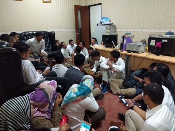 Ratusan Honorer Kepung Ruangan Kerja Kepala BKD Banten