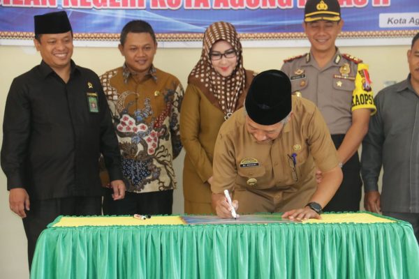Sujadi dan Dewi Handajani Tandatangani Kesepakatan Zona Wilayah Bebas Korupsi