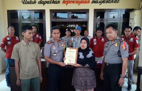 Gagalkan Aksi Begal Bersenjata Api, Ny Masliha Dapat Penghargaan Kapolres Lampung Utara