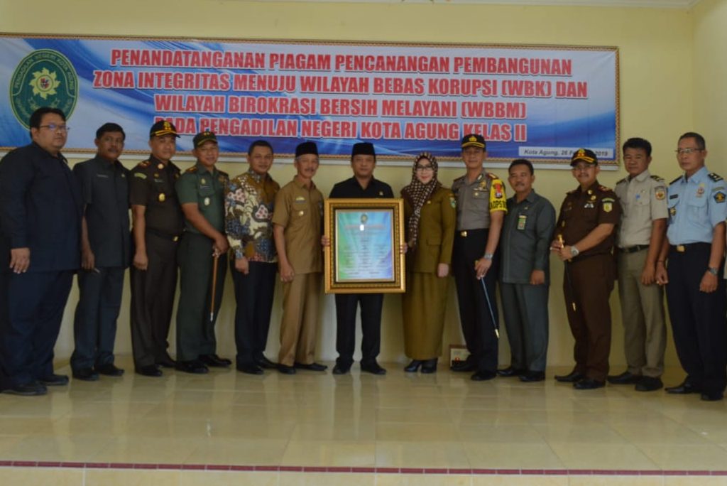 Kapolres Tanggamus AKBP Hesmu Baroto Tanda Tangani Zona Integritas Bebas Korupsi