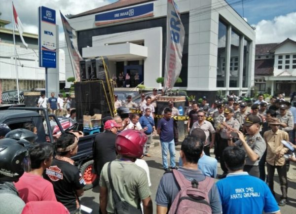 Bawa Puluhan Anak Buah Mulyadi Alias Bijai Demo Kantor Cabang BRI Kotabumi