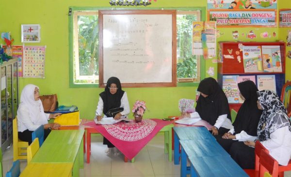 Tim Penilai Lomba Kebersihan Sekolah Melakukan Penilaian di Paud Harapan Bangsa Banjarejo