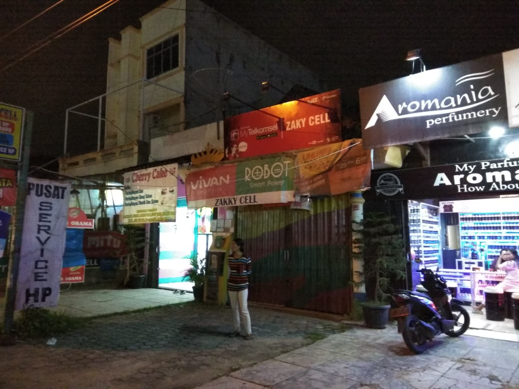 Pria Berjaket Cokelat Curi Beat Merah Penjual Kebab Obama