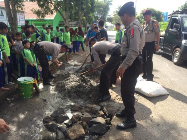 Sat Sabhara Polres Lampura Gotong Royong Tambal Jalan Berlubang di Wilayah Sribasuki