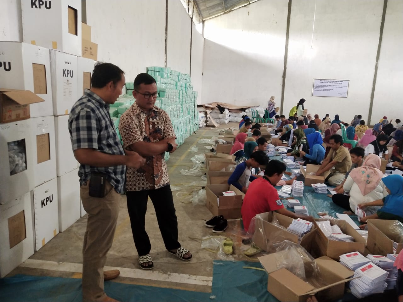 KPU Pesawaran Mulai Lipat Surat Suara, Libatkan 200 Pekerja