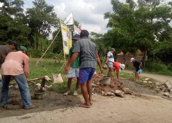 Warga RW 03 Beberan Kelurahan Drangong Swadaya Bangun Jembatan Sendiri