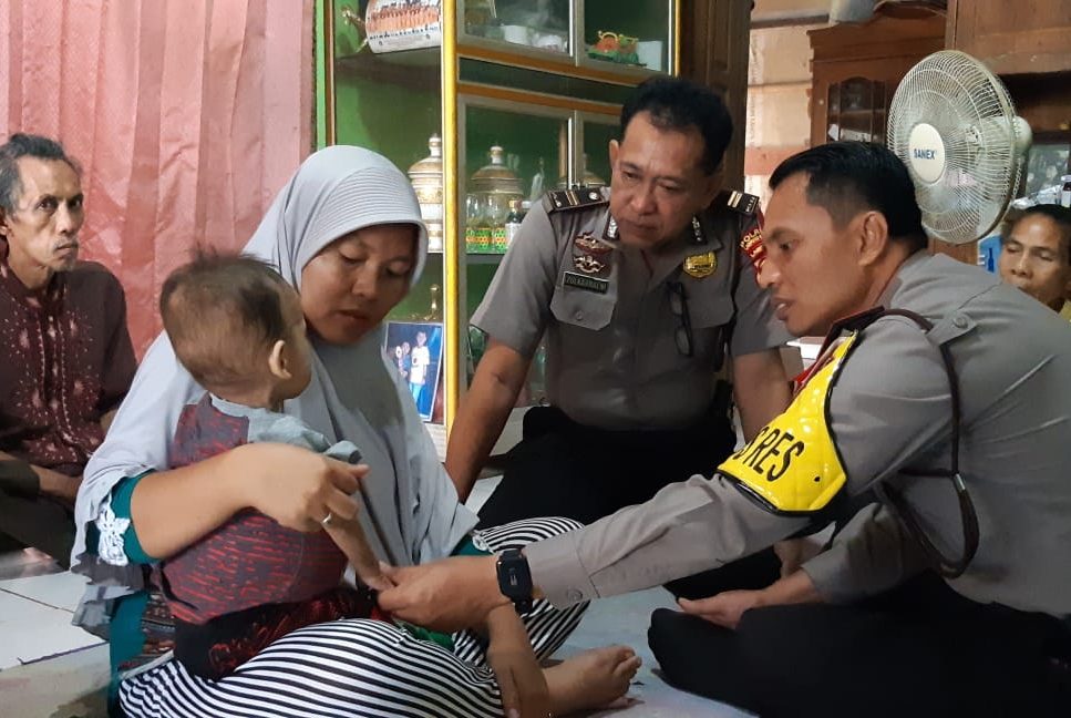 Polres Lampung Utara Kunjungi Muttaqi Penderita Tumor Intraabdomen.