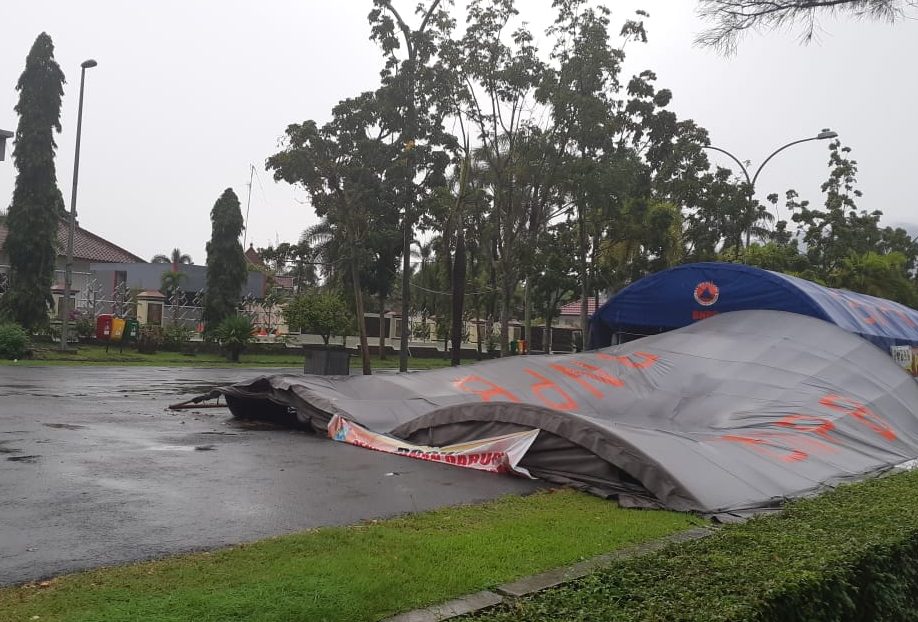 Tenda Posko BPBD di Parkiran Rumah Dinas Bupati Lampung Selatan Roboh