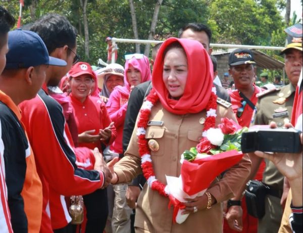Bupati Hj Winarti  Kunjungi Warga Agung Jaya di Banjar Margo