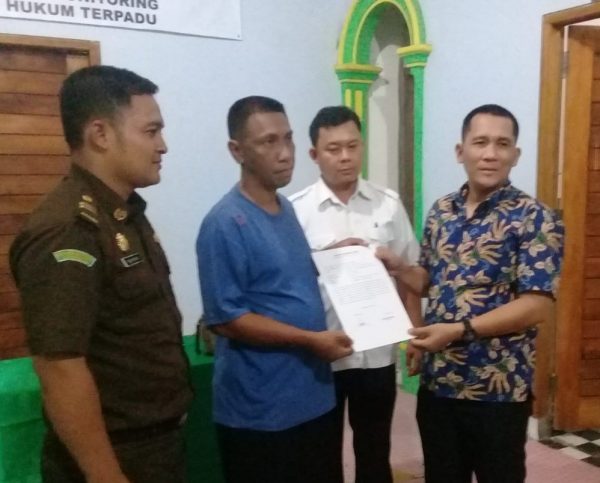 Tim Rumah Aspirasi Hendry Yoso Laporkan Oknum TNI AU Perusak APK ke Bawaslu Tulang Bawang