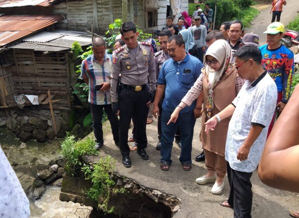 Dewi Handajani Tinjau Jalan Ambrol Nyaris Putus di Talang Padang