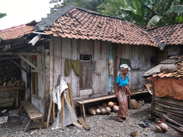 Nenek Mar’ah, Bertahan Hidup Menjadi Pemecah Batu dan Ketergantungan Rastra