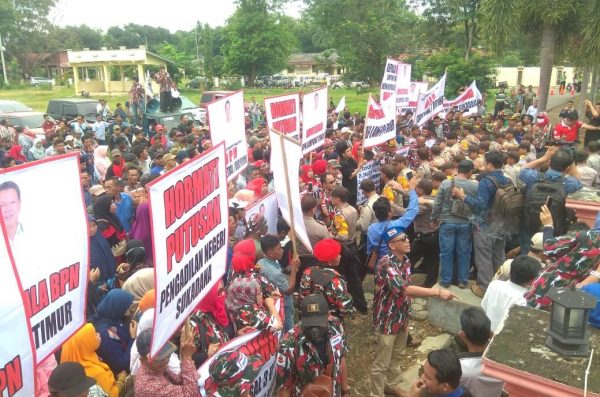 Ganti Rugi Lahan Bendungan Warga dan Masa LMP Demo Kantor BPN Lampung Timur