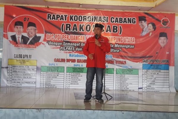 Calon Anggota DPD Bustami Kenakan Atribut Partai di Rakor PDIP Lampung Utara