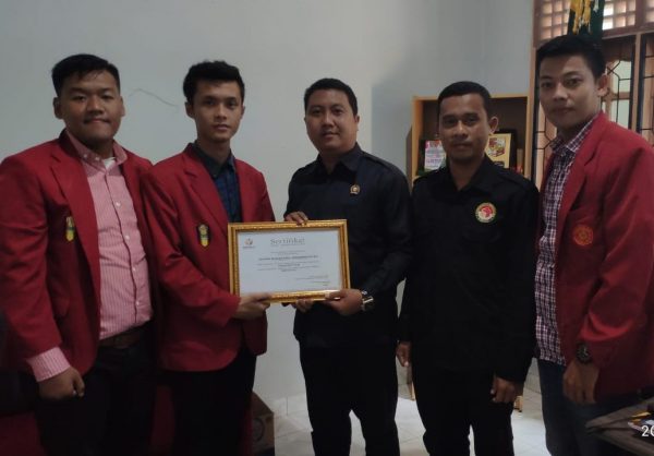 Serahkan Sertifikat Pemantau, IMM Lampura Pertanyakan Calon DPD-RI Terduga Melanggar Aturan Pemilu